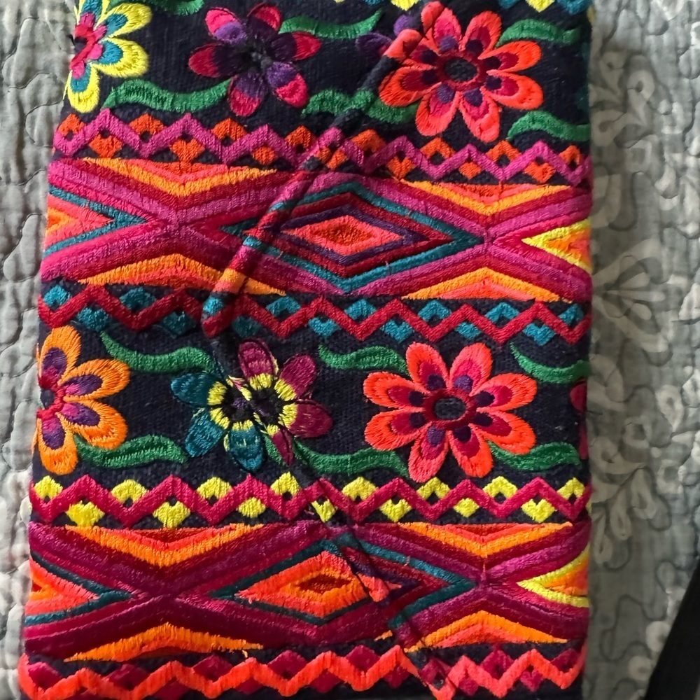 Fun, multicolor, vibrant purse, cross body. Snap closure in front! - Picture 7 of 9